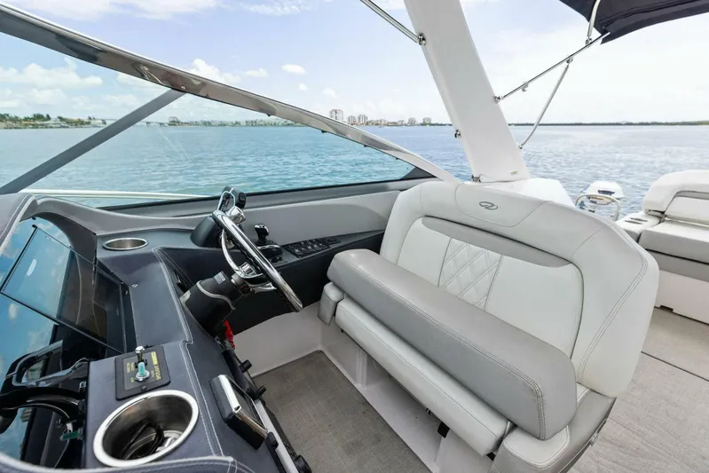 Snuffleupagus Yacht Photos Pics 2020 Regal 33 XO 'Snuffleupagus'-Helm Seating