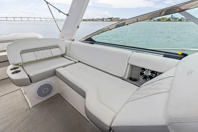 Snuffleupagus Yacht Photos Pics 2020 Regal 33 XO 'Snuffleupagus'-Cockpit