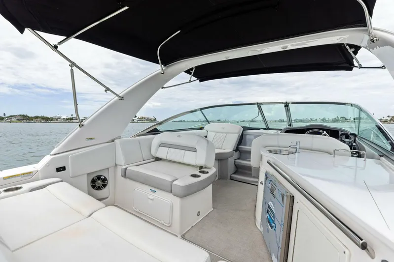 Snuffleupagus Yacht Photos Pics 2020 Regal 33 XO 'Snuffleupagus'-Cockpit