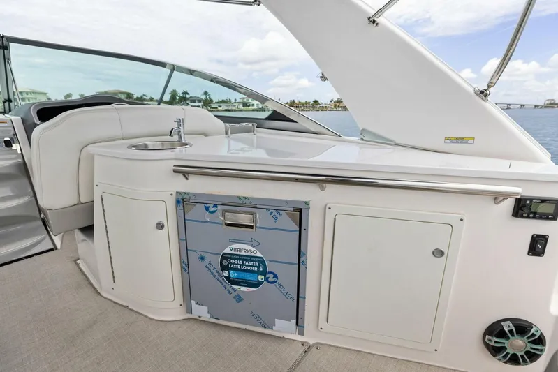 Snuffleupagus Yacht Photos Pics 2020 Regal 33 XO 'Snuffleupagus'-Cockpit Wet Bar