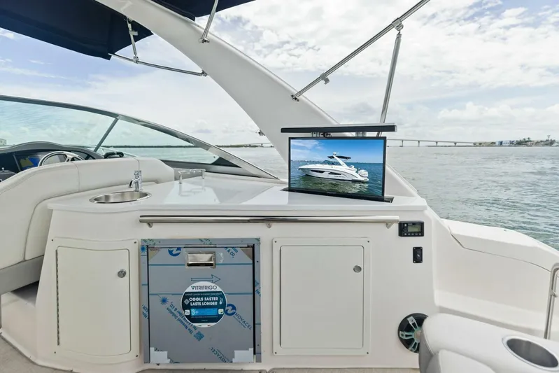 Snuffleupagus Yacht Photos Pics 2020 Regal 33 XO 'Snuffleupagus'-Cockpit Wet Bar