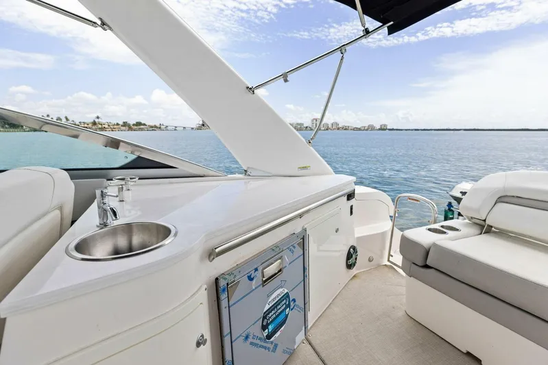 Snuffleupagus Yacht Photos Pics 2020 Regal 33 XO 'Snuffleupagus'-Cockpit Wet Bar