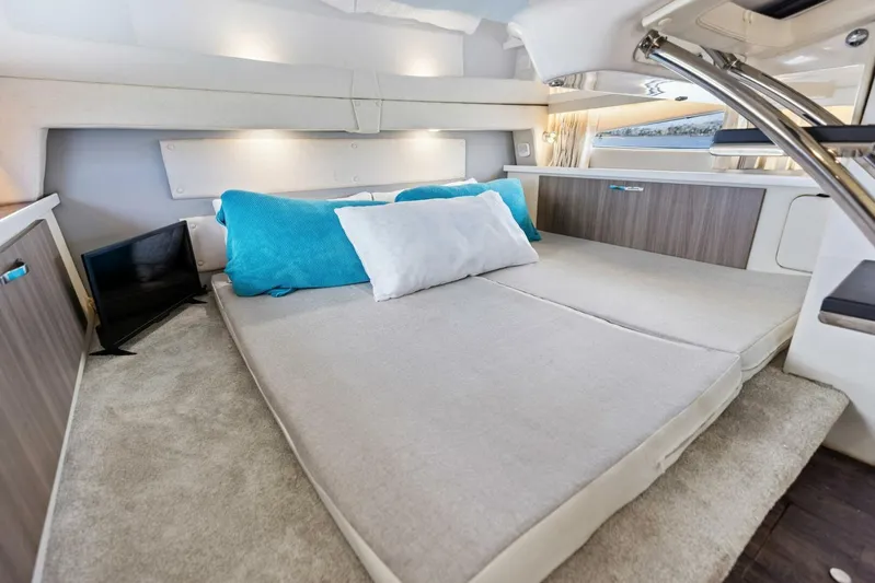 Snuffleupagus Yacht Photos Pics 2020 Regal 33 XO 'Snuffleupagus'-Cabin