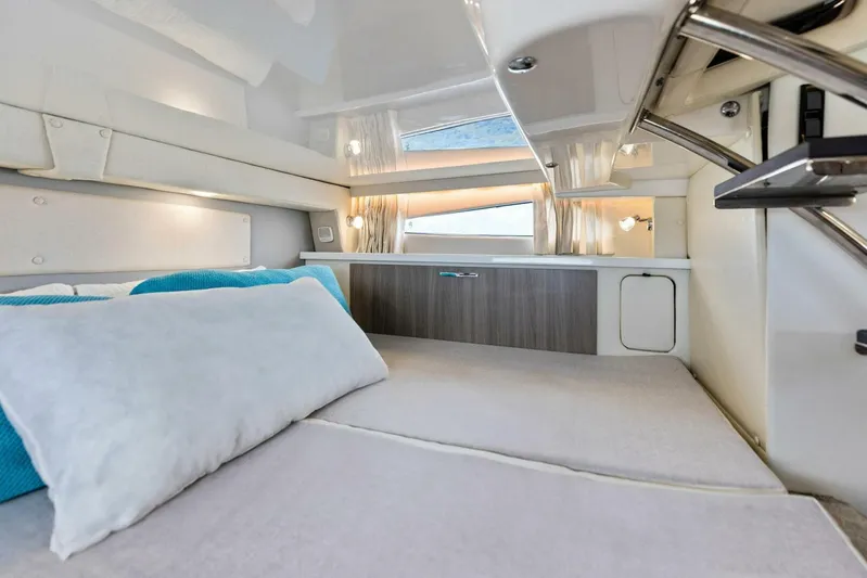 Snuffleupagus Yacht Photos Pics 2020 Regal 33 XO 'Snuffleupagus'-Cabin