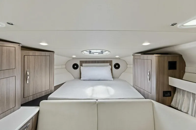 Snuffleupagus Yacht Photos Pics 2020 Regal 33 XO 'Snuffleupagus'-Cabin