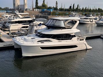 Aquila 44 Yacht