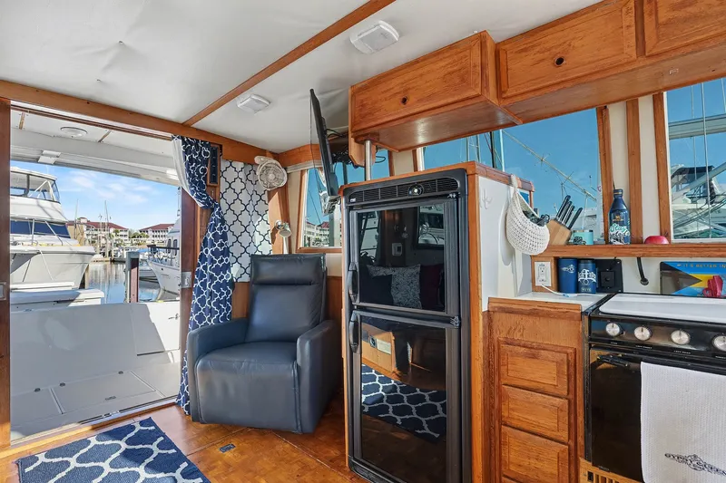 Gypsy Queen Yacht Photos Pics Interior of a 1991 Shannon VOYAGER yacht, featuring kitchen and seating area.