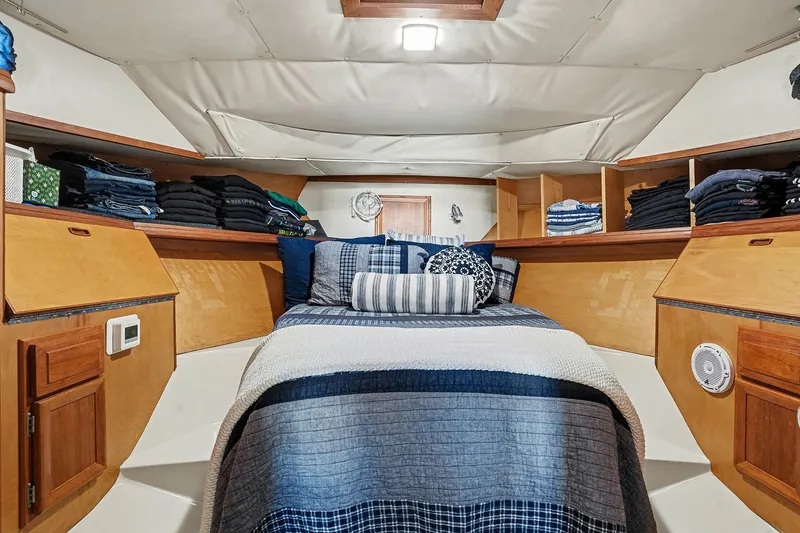 Gypsy Queen Yacht Photos Pics Interior of a 1991 Shannon VOYAGER with cozy bed and storage.