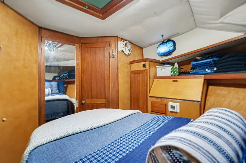 Gypsy Queen Yacht Photos Pics Interior of a 1991 Shannon VOYAGER with wooden furnishings and bed.