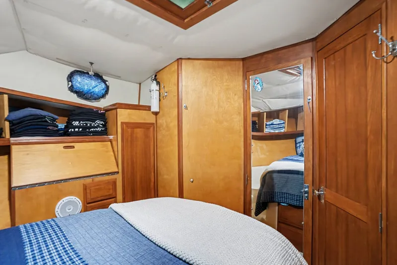 Gypsy Queen Yacht Photos Pics Interior of a 1991 Shannon VOYAGER with wood paneling and bed.