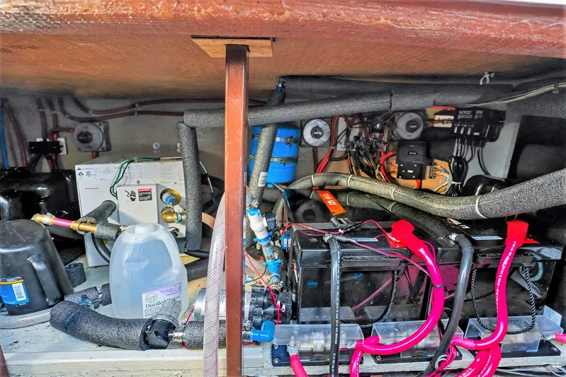 Gypsy Queen Yacht Photos Pics Interior view of a Shannon VOYAGER 1991 engine room.