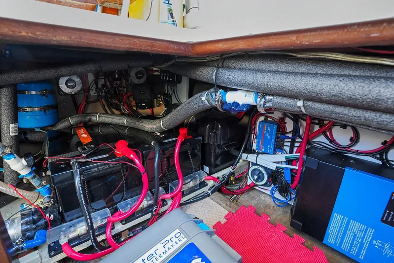 Gypsy Queen Yacht Photos Pics Electrical system of a 1991 Shannon VOYAGER boat.