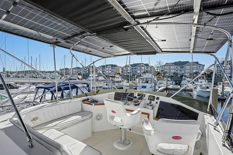 Gypsy Queen Yacht Photos Pics Interior view of Shannon VOYAGER 1991 yacht in marina.