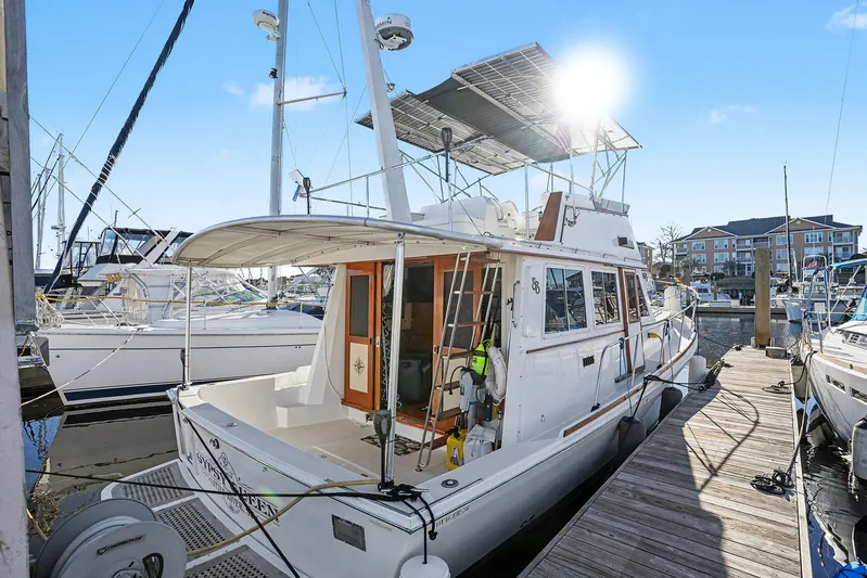 Gypsy Queen Yacht Photos Pics 1991 Shannon VOYAGER yacht docked with solar panels.