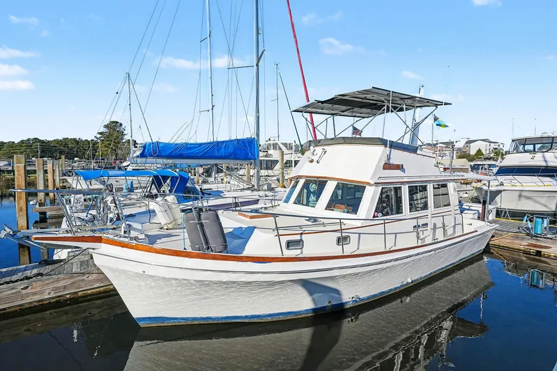 Gypsy Queen Yacht Photos Pics 1991 Shannon VOYAGER boat docked in harbor.