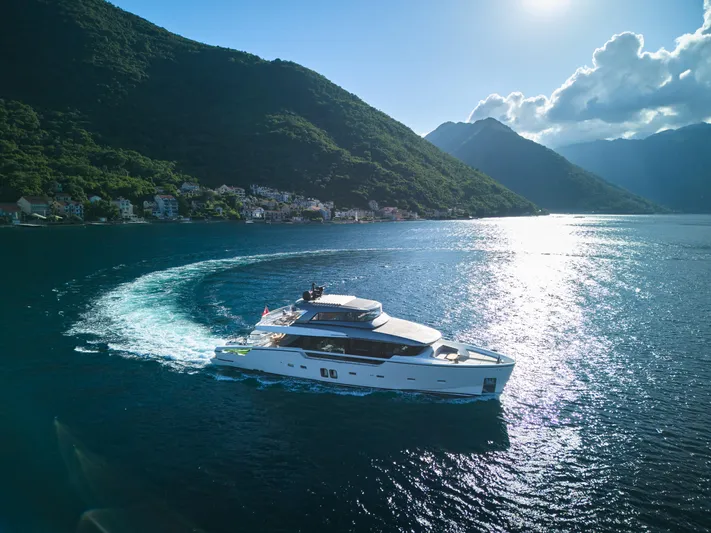 Zafiro III Yacht Photos Pics 