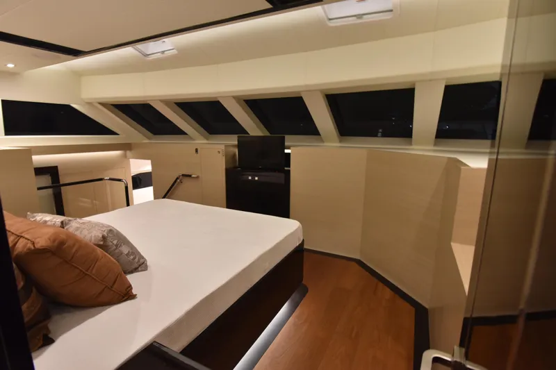 Hideout Yacht Photos Pics 