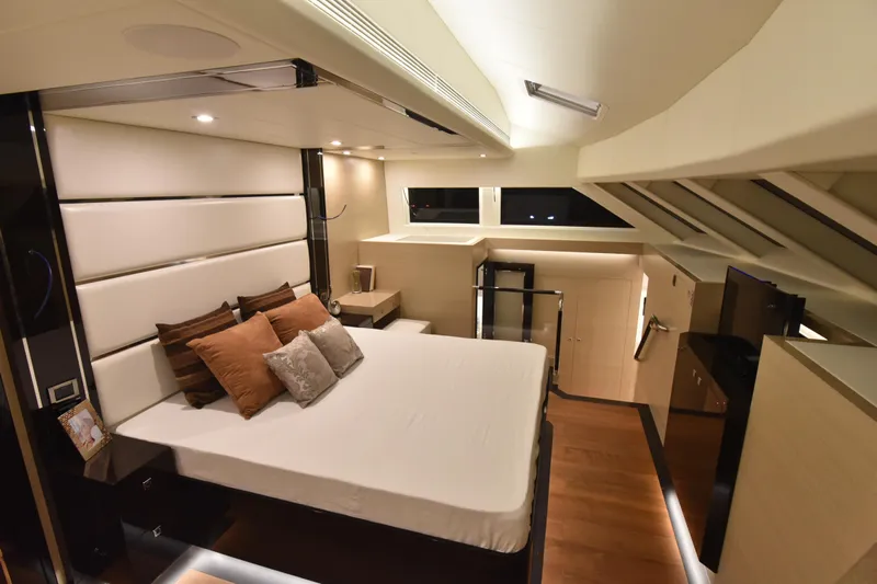 Hideout Yacht Photos Pics 