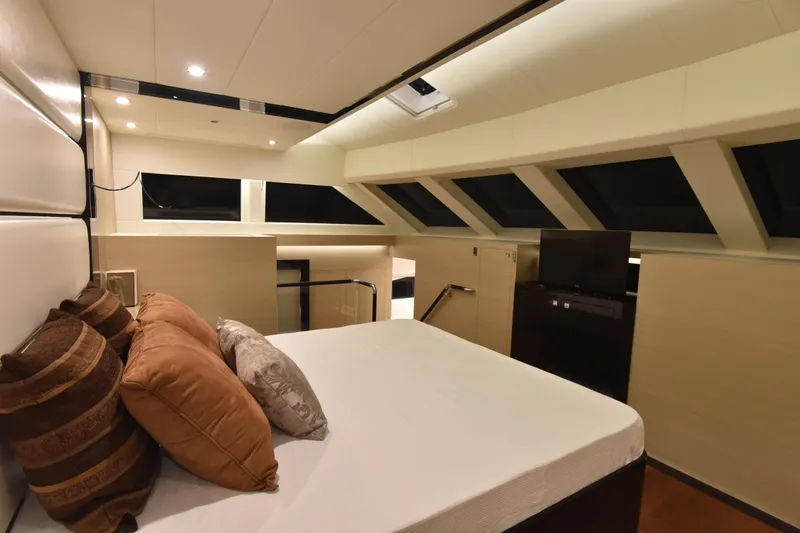 Hideout Yacht Photos Pics 