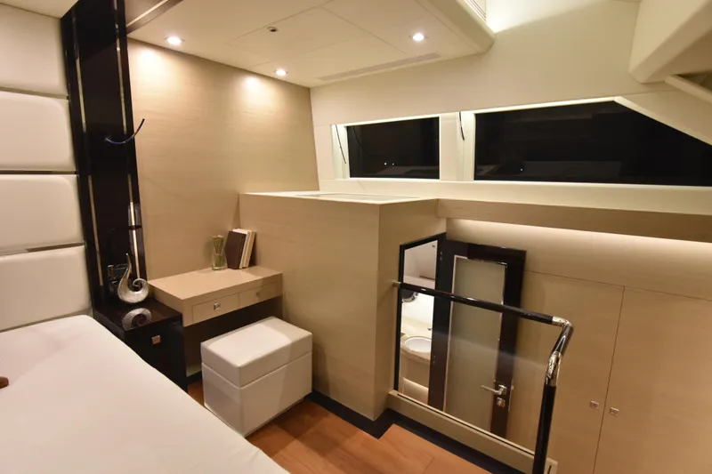 Hideout Yacht Photos Pics 