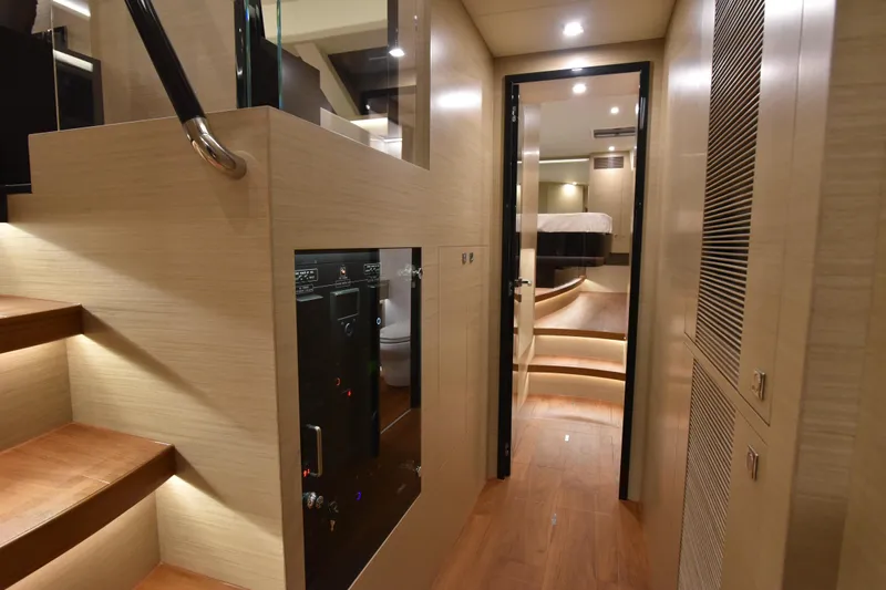 Hideout Yacht Photos Pics 