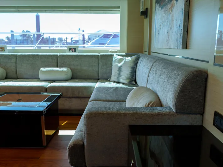 Hideout Yacht Photos Pics 