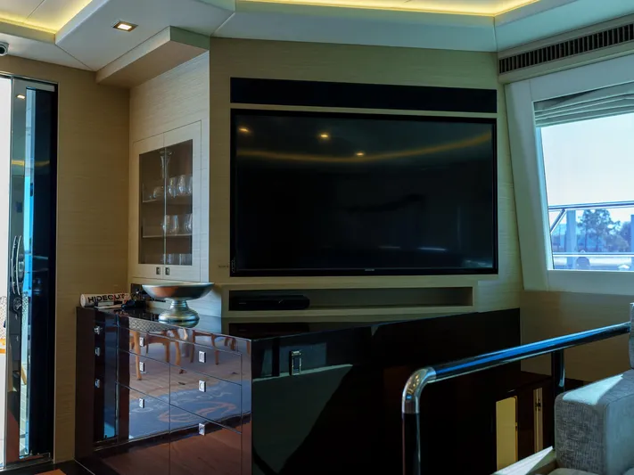 Hideout Yacht Photos Pics 