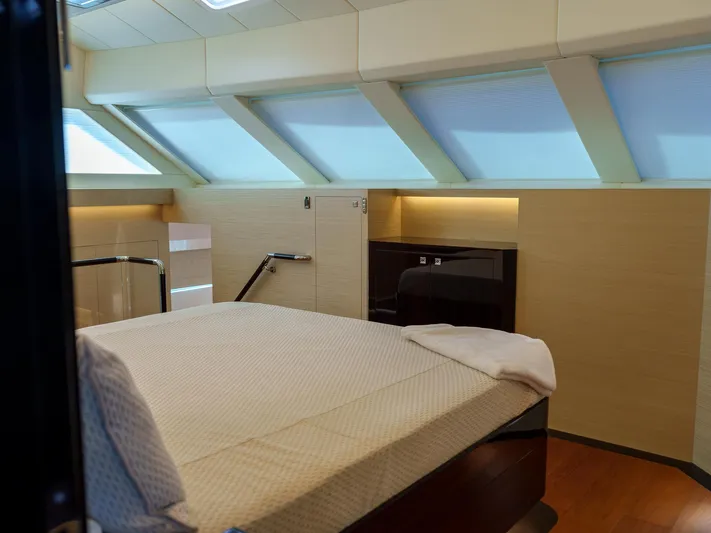 Hideout Yacht Photos Pics 