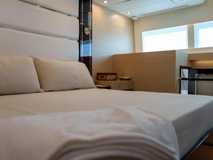 Hideout Yacht Photos Pics 