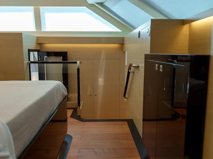 Hideout Yacht Photos Pics 