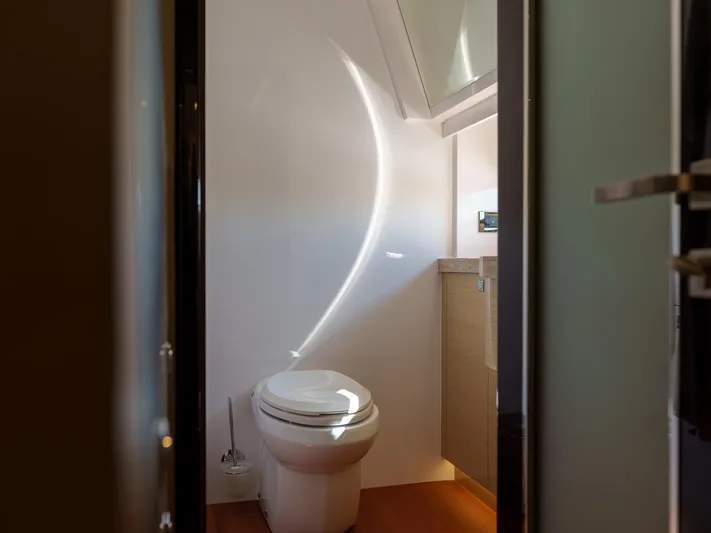 Hideout Yacht Photos Pics 