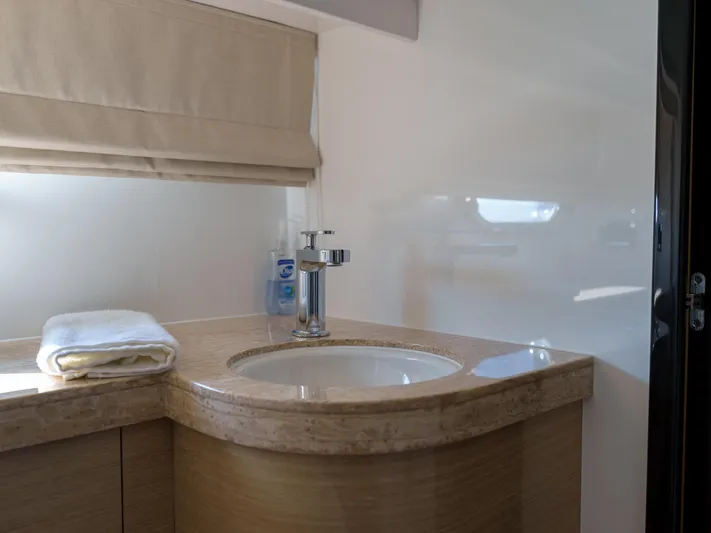 Hideout Yacht Photos Pics 