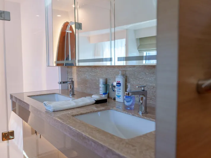 Hideout Yacht Photos Pics 