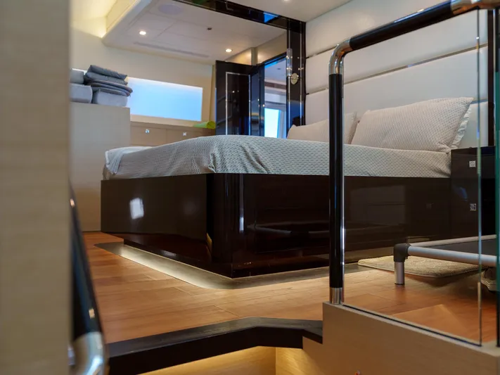 Hideout Yacht Photos Pics 