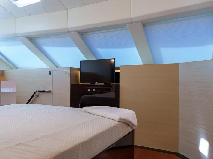 Hideout Yacht Photos Pics 