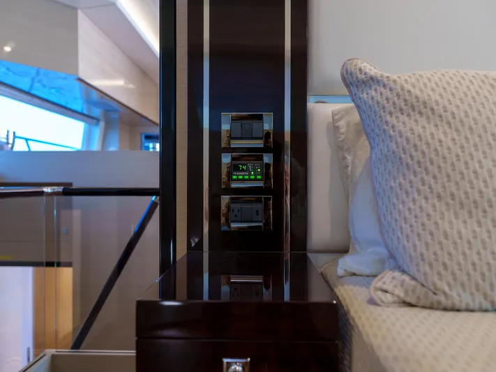 Hideout Yacht Photos Pics 