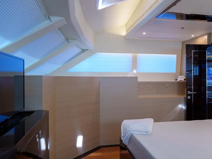 Hideout Yacht Photos Pics 