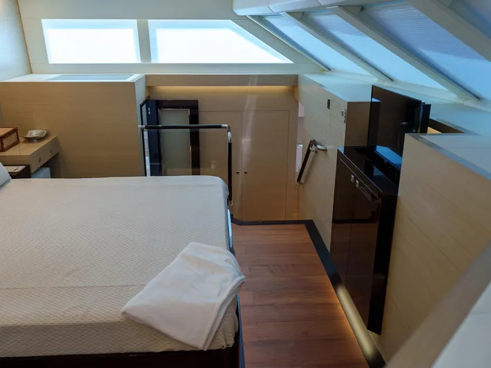 Hideout Yacht Photos Pics 