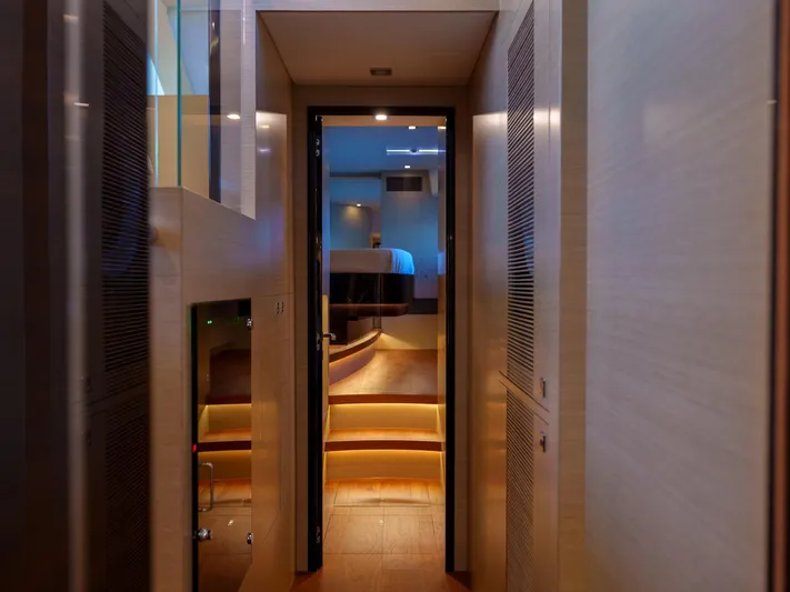 Hideout Yacht Photos Pics 