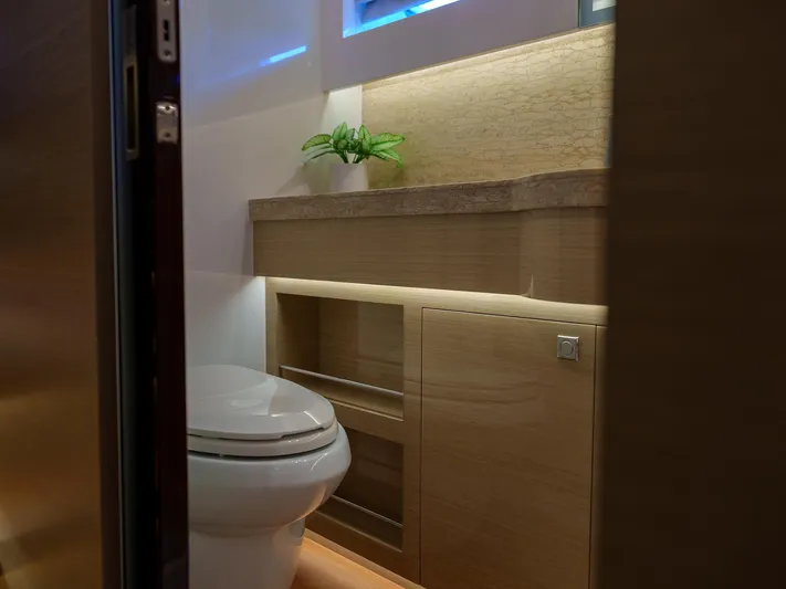 Hideout Yacht Photos Pics 