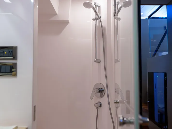 Hideout Yacht Photos Pics 