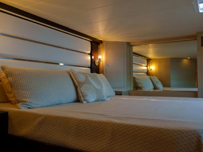 Hideout Yacht Photos Pics 