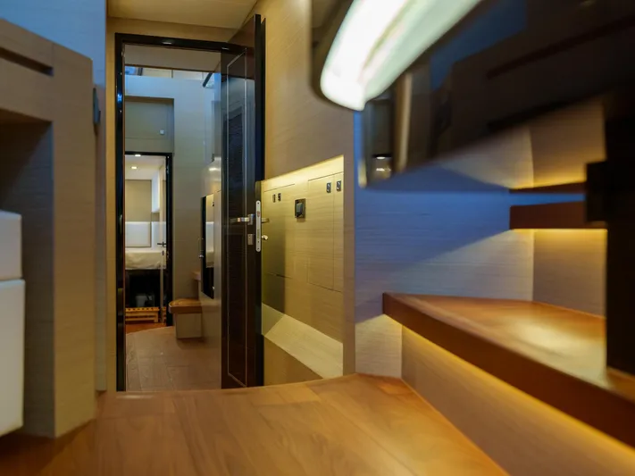 Hideout Yacht Photos Pics 