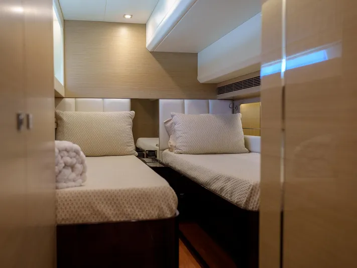 Hideout Yacht Photos Pics 