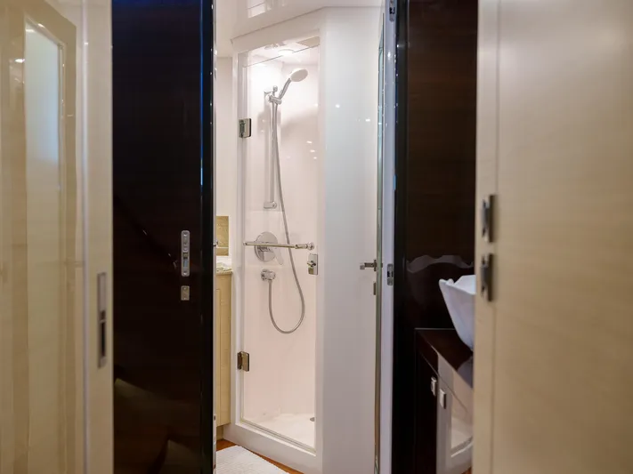 Hideout Yacht Photos Pics 