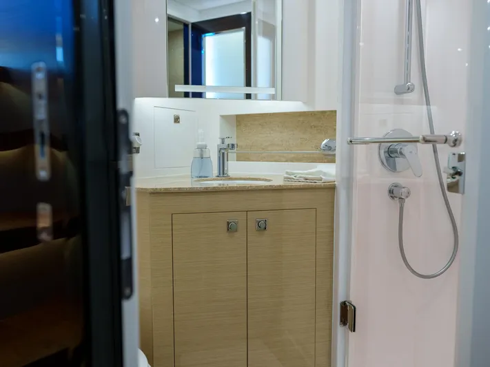 Hideout Yacht Photos Pics 