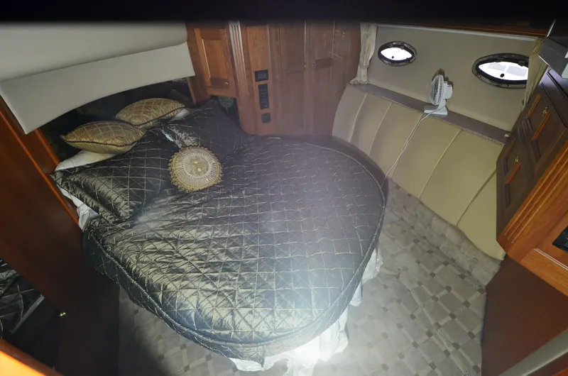 Tenacious Yacht Photos Pics Luxurious bedroom interior of 2003 Cruisers Yachts 5000 Sedan Sport.