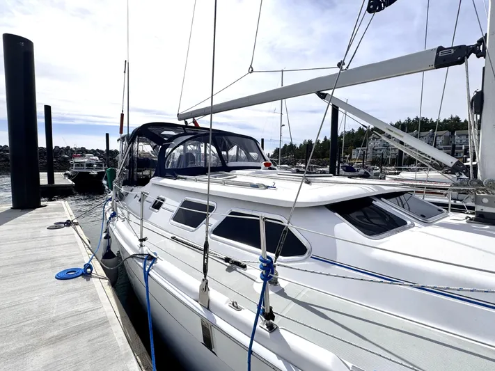 Stormcat Yacht Photos Pics 2006 Hunter 41 Deck Salon sailboat docked at marina under clear sky.