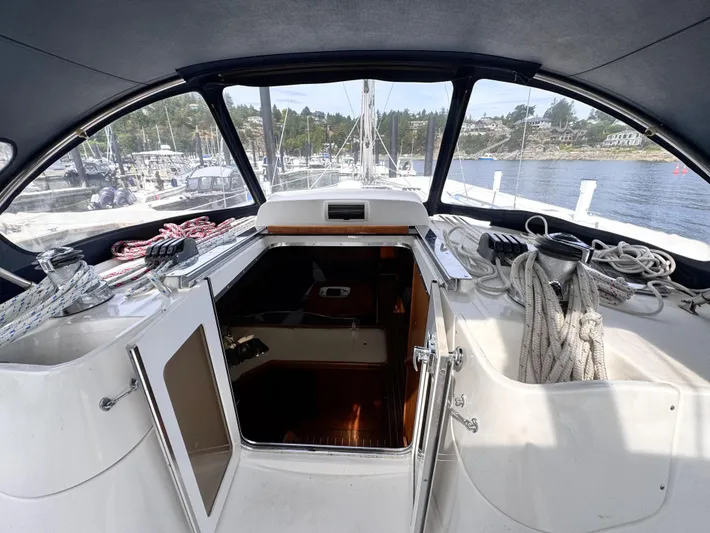 Stormcat Yacht Photos Pics 2006 Hunter 41 Deck Salon yacht cockpit with ropes and open cabin door.