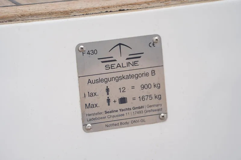  Yacht Photos Pics Sealine F430 2021 specification plate, displaying weight limits and manufacturer details.